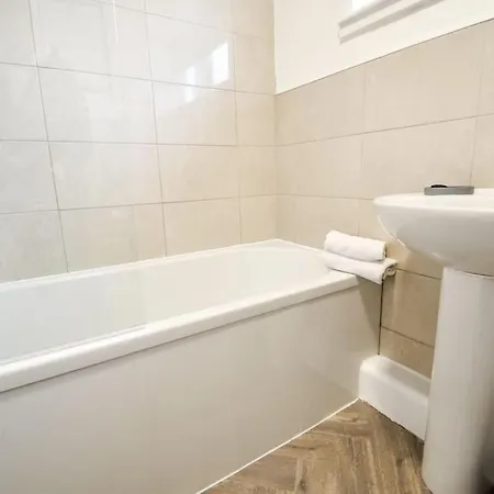 Woodcock House 3 Bedrooms Workstays Uk