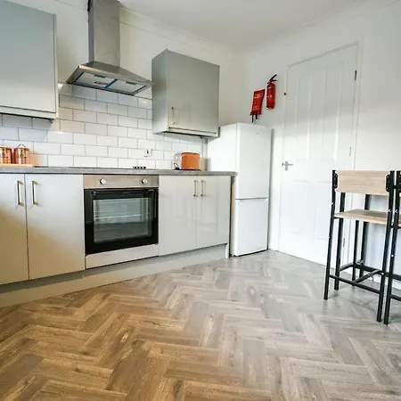 Woodcock House 3 Bedrooms Workstays Uk