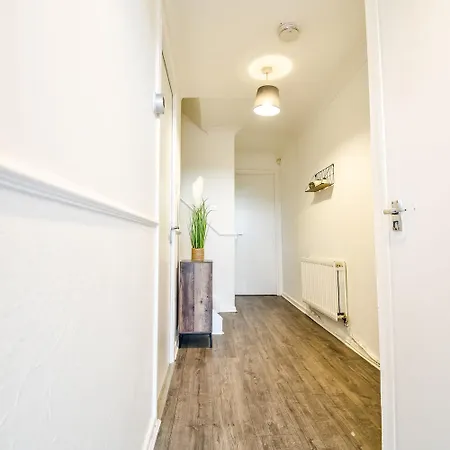 Woodcock House 3 Bedrooms Workstays Uk